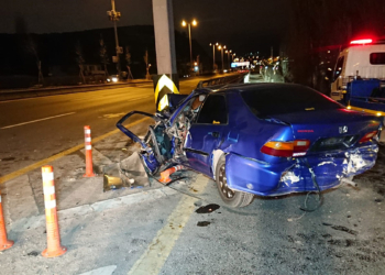 Ankara'da otomobil bariyere çarptı: 1 ölü, 1 yaralı