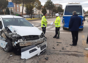 Ankara'da otomobil ve minibüs çarpıştı: 7 yaralı