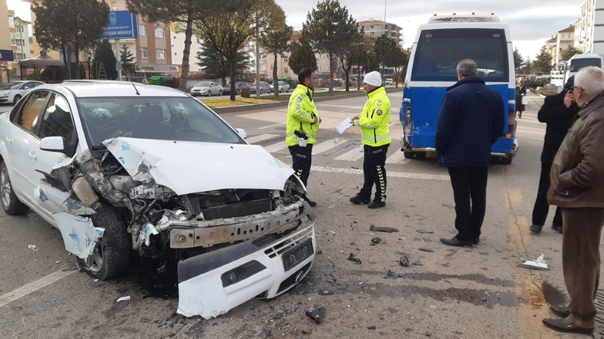 Ankara'da otomobil ve minibüs çarpıştı: 7 yaralı