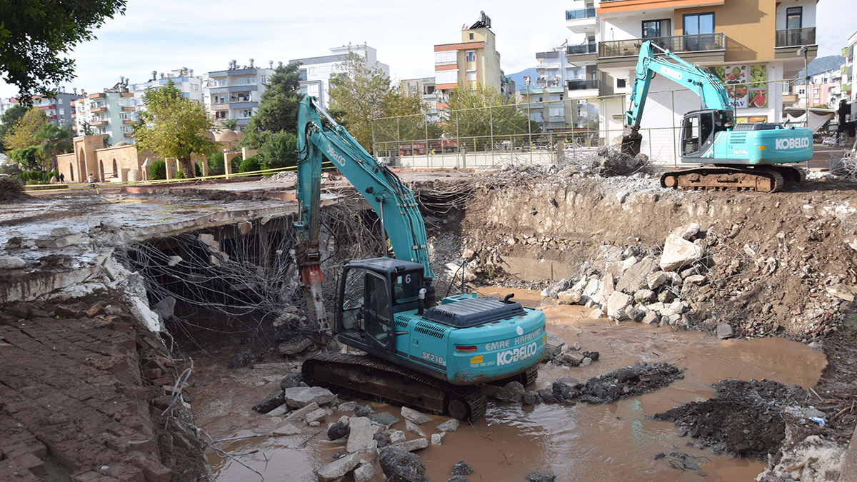 Antalya'da sele neden olan Gavur Deresi'nde yıkım