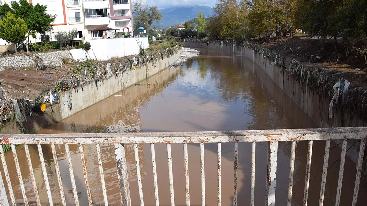 Antalyada sele neden olan gavur deresinde yikima - yaşam - haberton