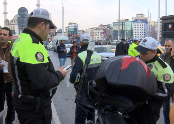 Aracı trafikten men edilen taksici polisle tartıştı
