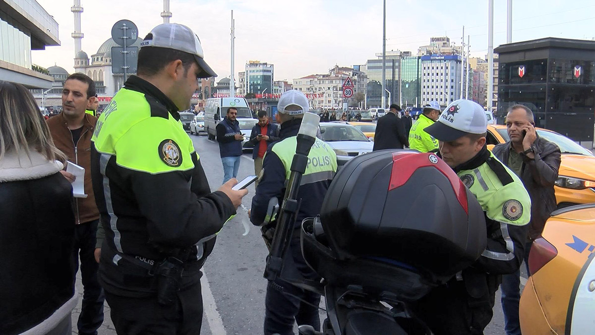 Aracı trafikten men edilen taksici polisle tartıştı