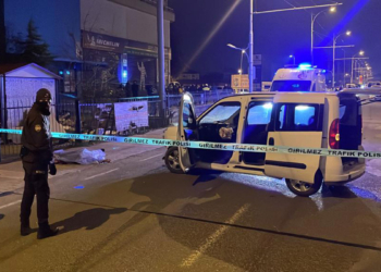 Aracıyla kaldırımdaki yayalara çarptı; 2 ölü, 1 yaralı