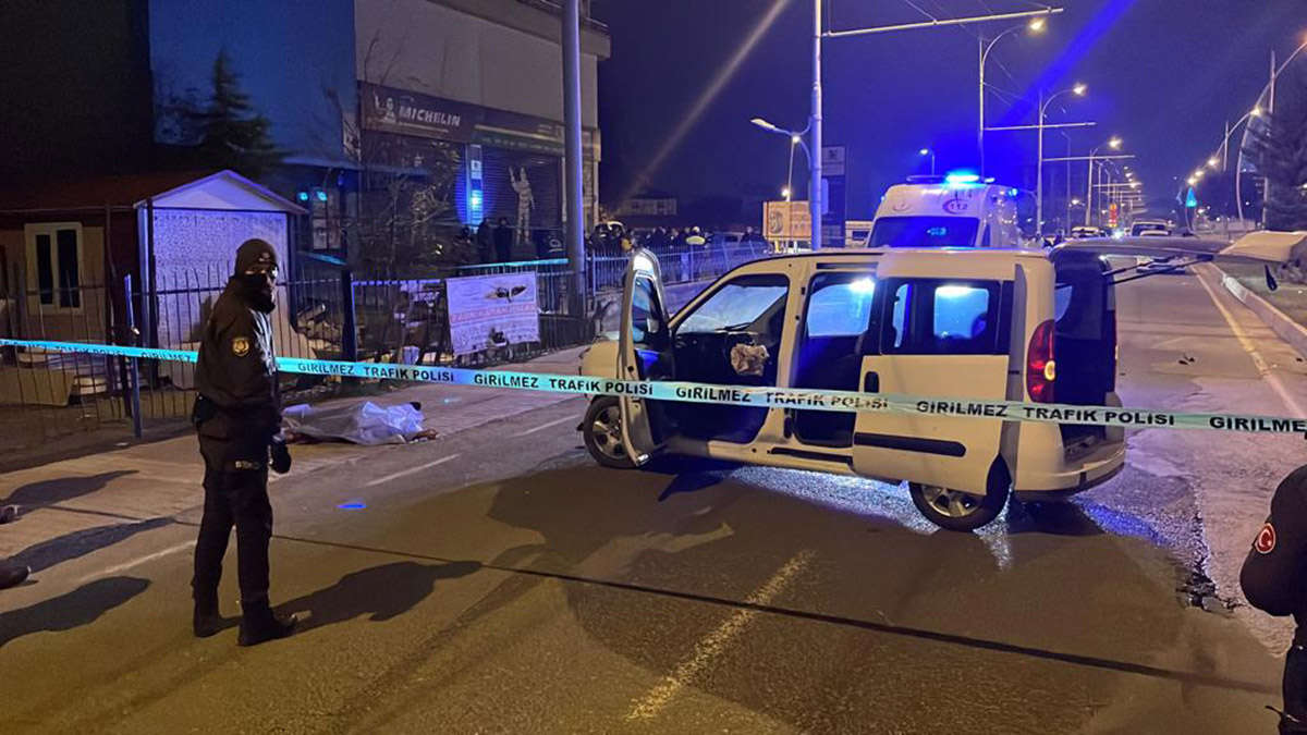 Aracıyla kaldırımdaki yayalara çarptı; 2 ölü, 1 yaralı