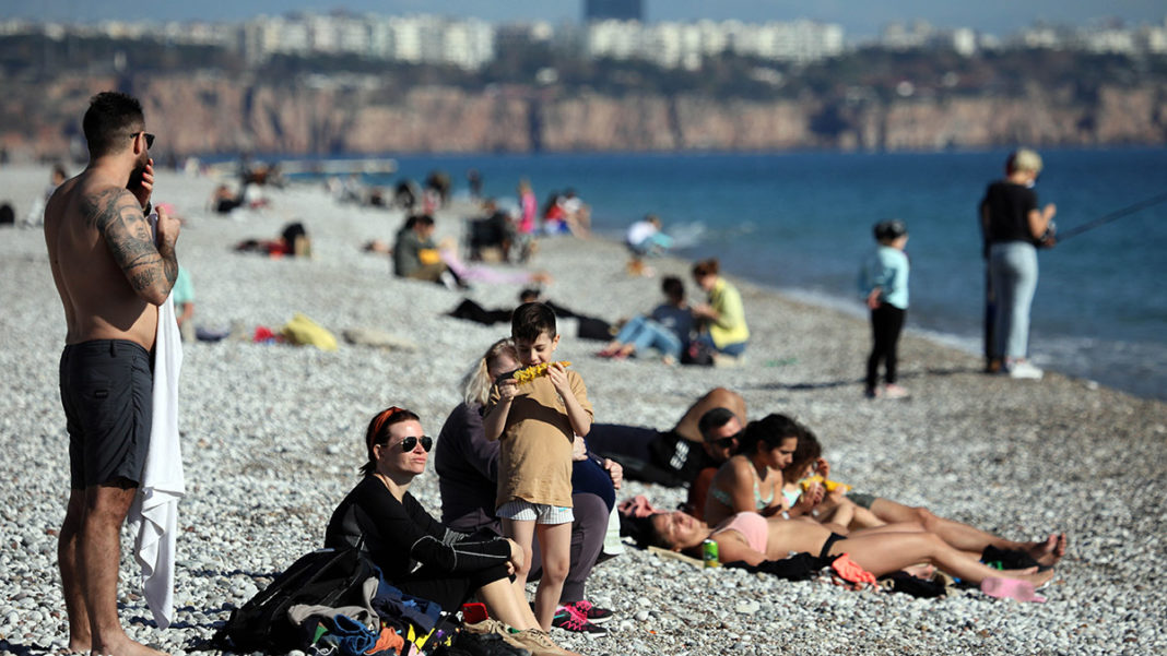 Aralıkta Antalya sahilleri yabancılarla doldu