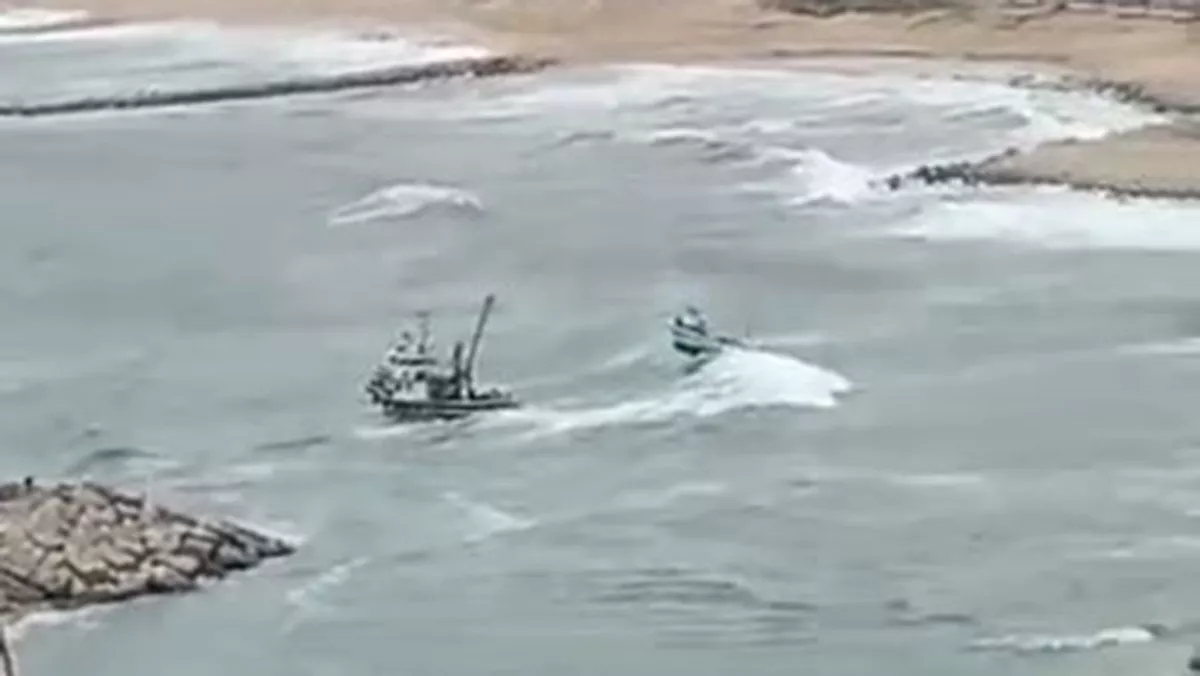 Arnavutköy'de dev dalgalar balıkçı teknelerini vurdu