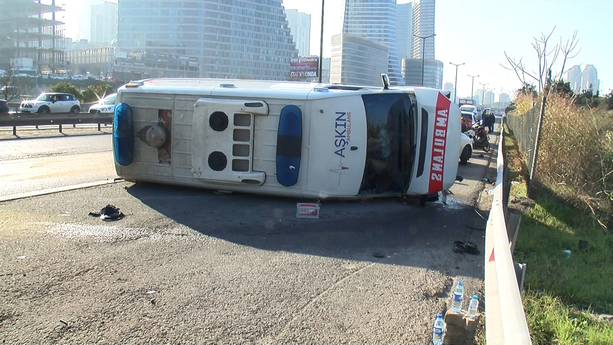 Ataşehir'de ambulans kaza yaptı 