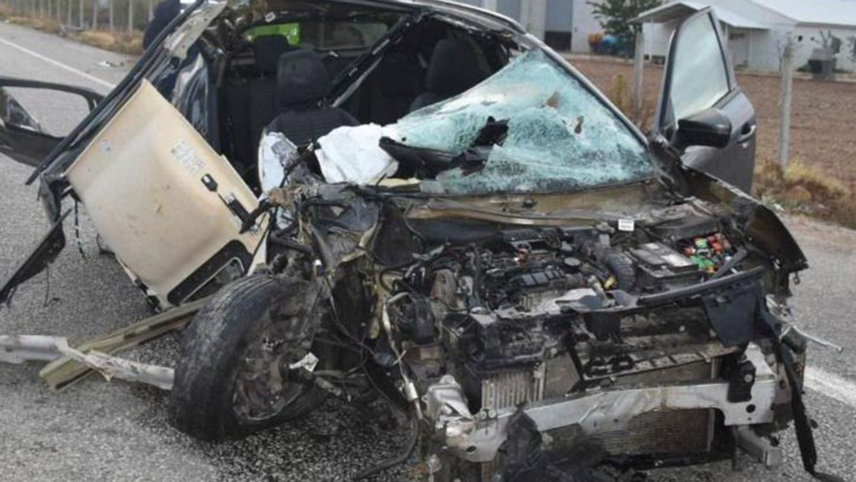 Aydın'da otomobil traktöre çarptı: 1 ölü, 1 yaralı