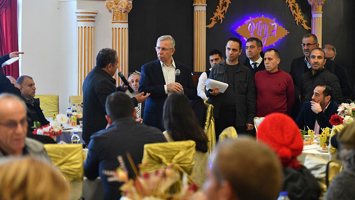 İlçe ilçe gezerek sorun ve talepleri yerinde dinleyen Ankara Büyükşehir Belediye Başkanı Mansur Yavaş Karacaören Mahallesi’nde muhtarlar, dernek başkanları, site yöneticileri ve vatandaşlarla bir araya geldi.