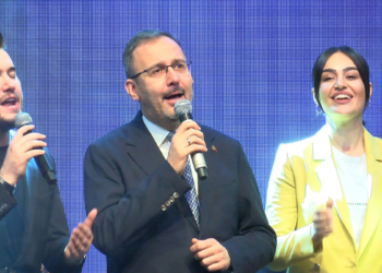 Bakan Kasapoğlu sahnede şarkı söyledi