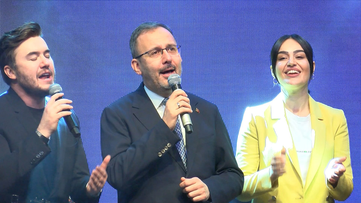 Bakan Kasapoğlu sahnede şarkı söyledi