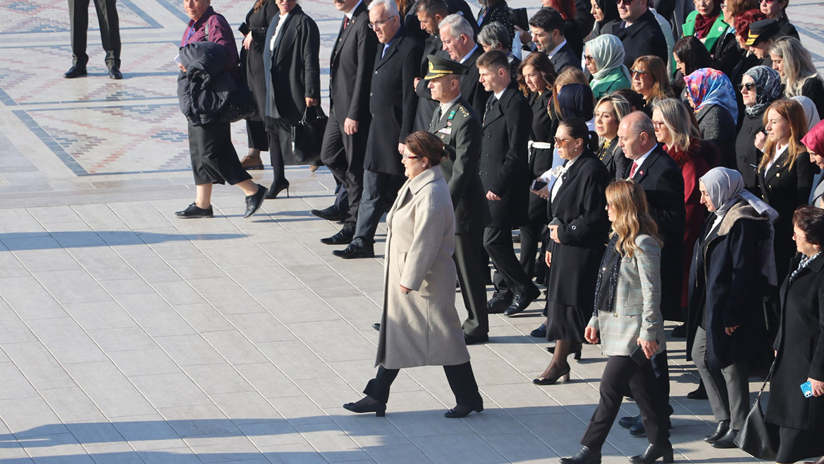 Bakan Yanık, kadınlarla Anıtkabir'i ziyaret etti