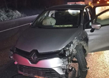 Bariyerlere çarpan otomobildeki 6 kişi yaralandı