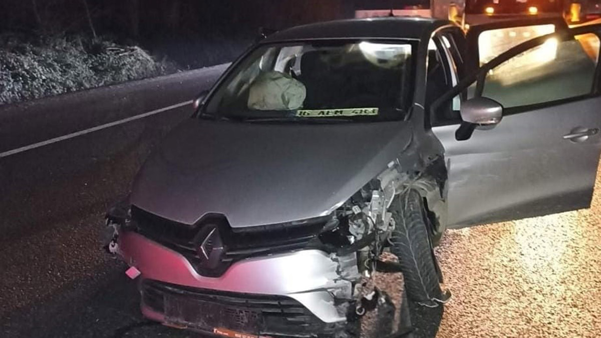 Bariyerlere çarpan otomobildeki 6 kişi yaralandı