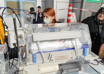 Battaniyeye sarılı yeni doğmuş kız bebek bulundu
