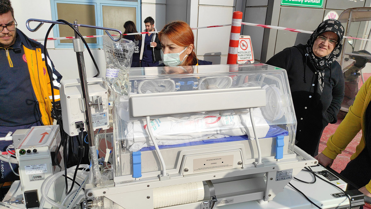 Battaniyeye sarılı yeni doğmuş kız bebek bulundu