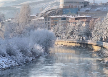 Bayburt'ta kar yağışıyla göletler buz tuttu