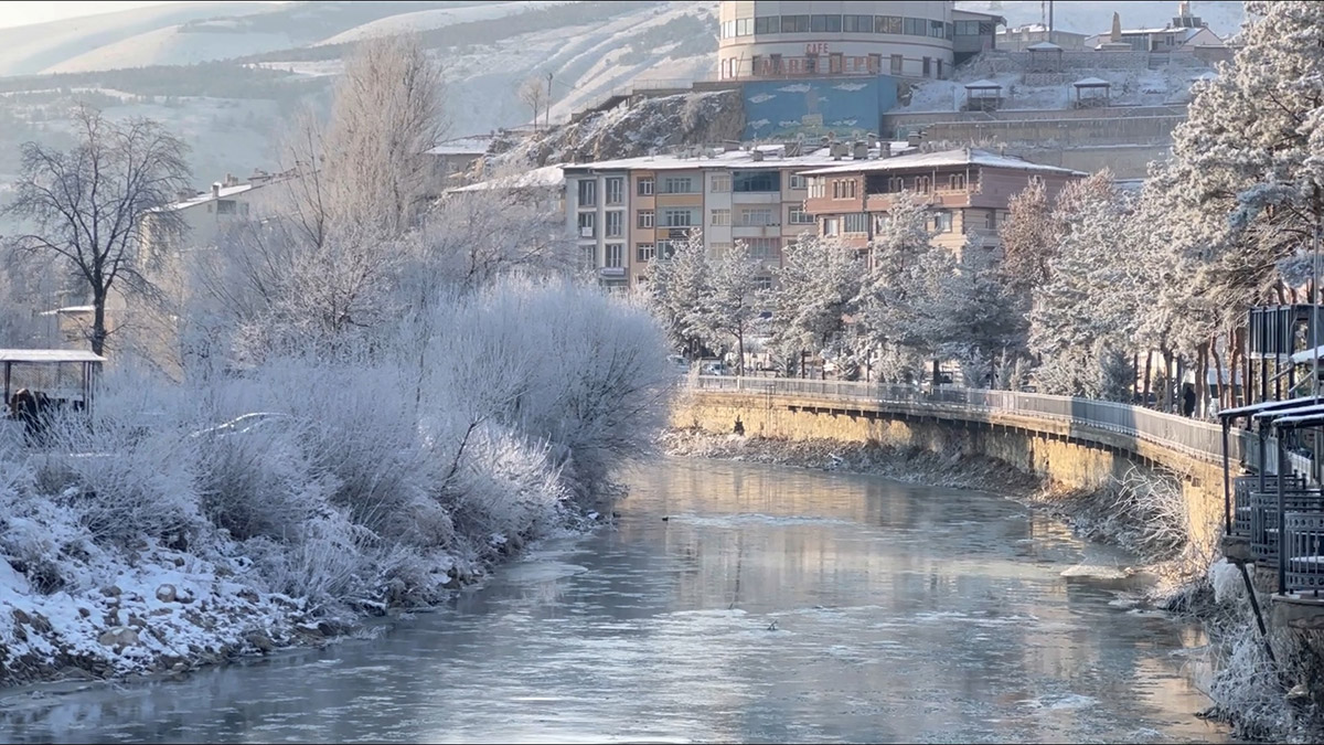 Bayburt'ta kar yağışıyla göletler buz tuttu