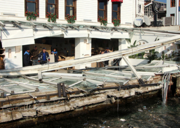 Bebek'te çöken iskele söküldü