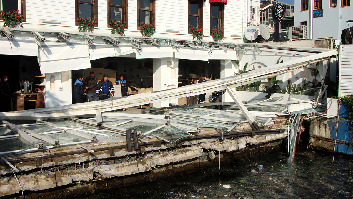 Bebek'te çöken iskele söküldü