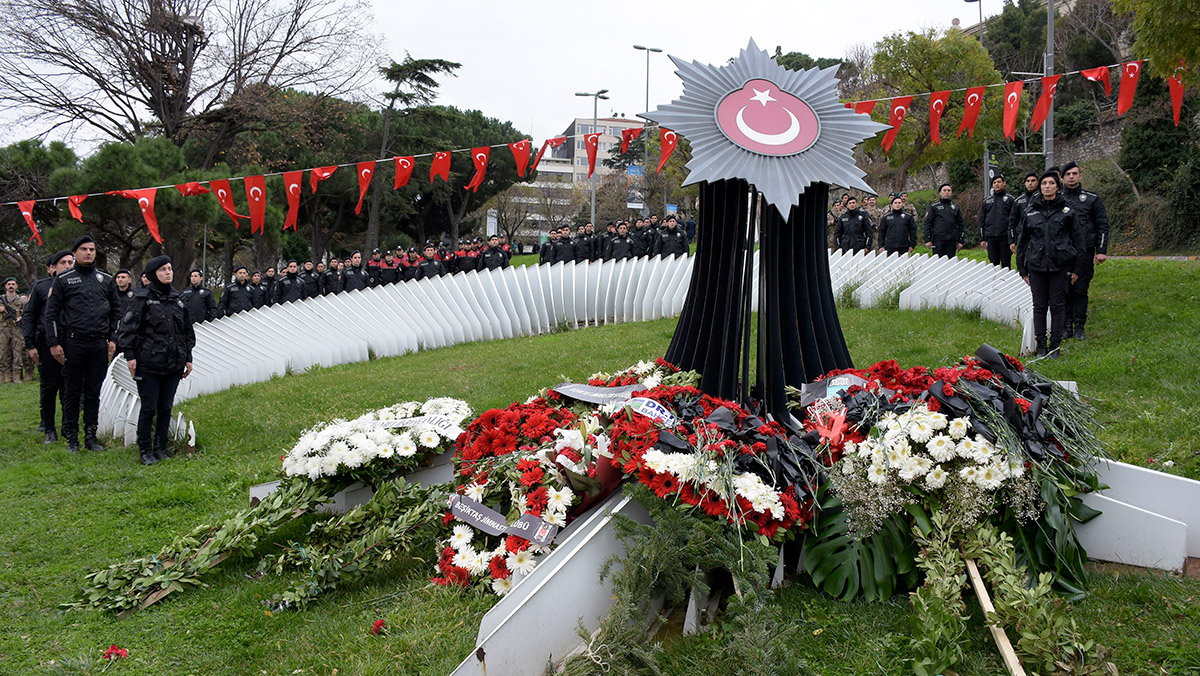 Beşiktaş'taki saldırılarda şehit düşenler anıldı
