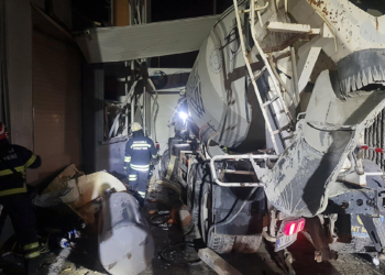 Beton mikseri bahçeye uçtu: 3 yaralı