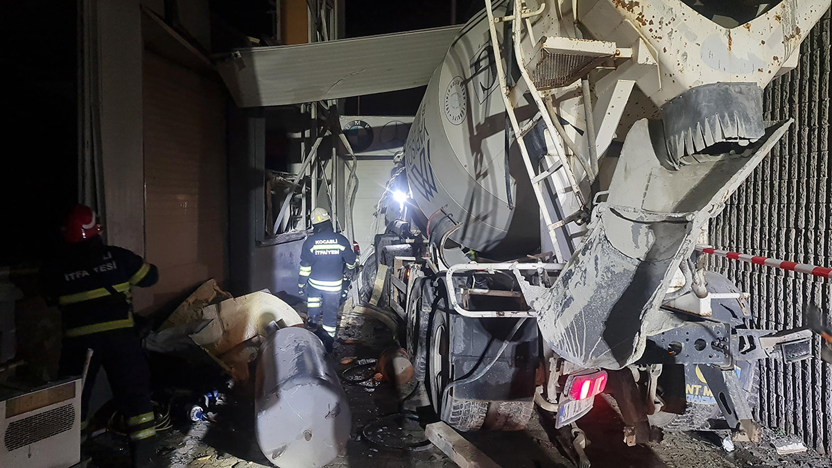 Beton mikseri bahçeye uçtu: 3 yaralı