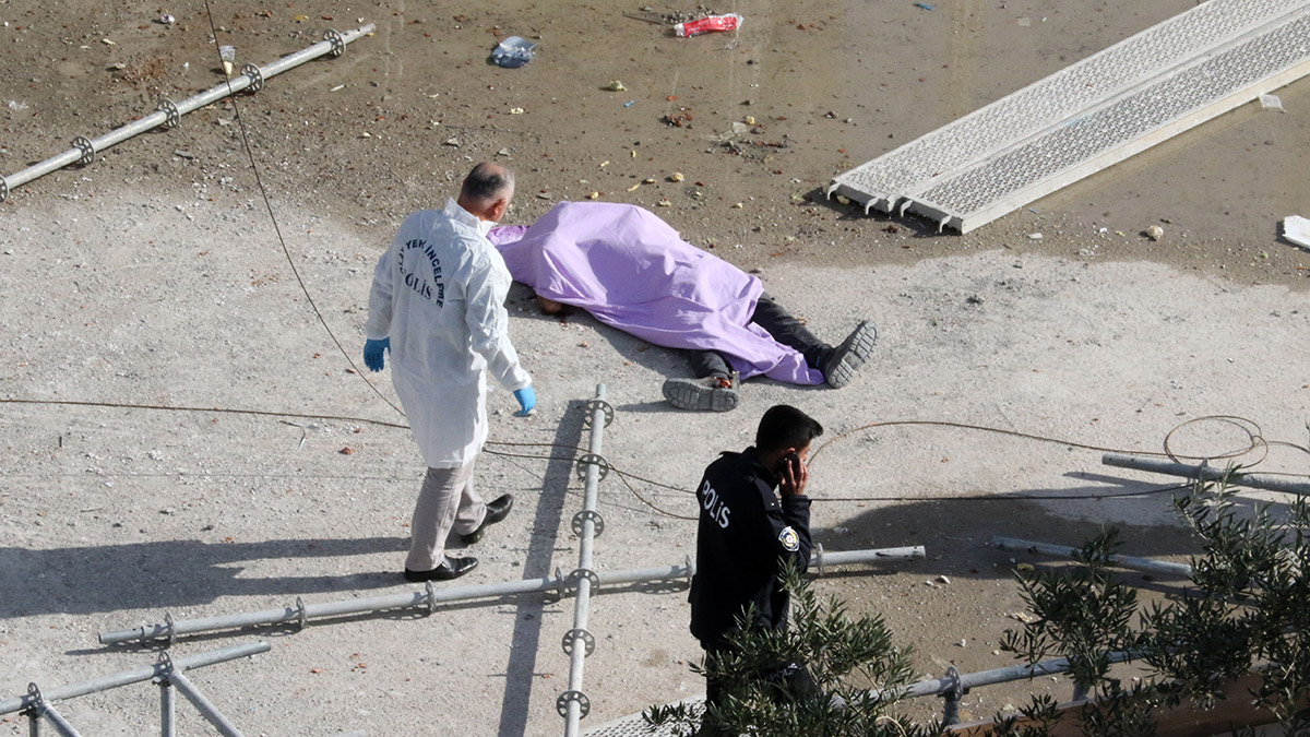 Binanın 8'inci katından düşüp hayatını kaybetti