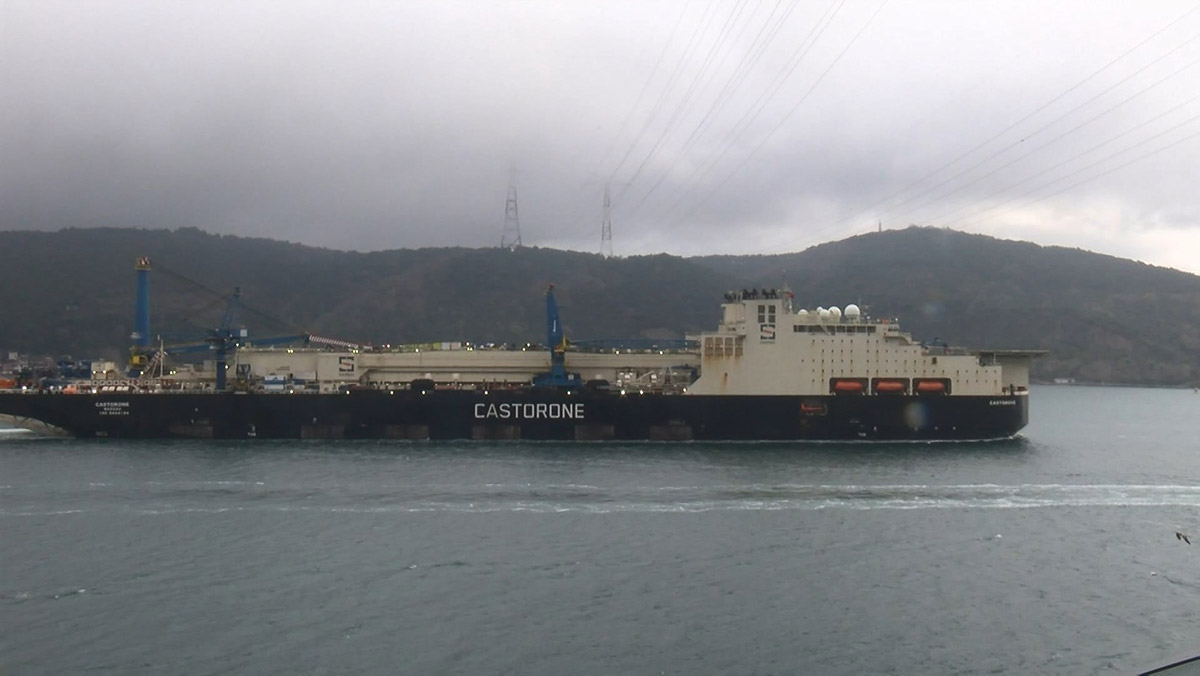 Boğaz kapatıldı; Dev gemi geçiyor