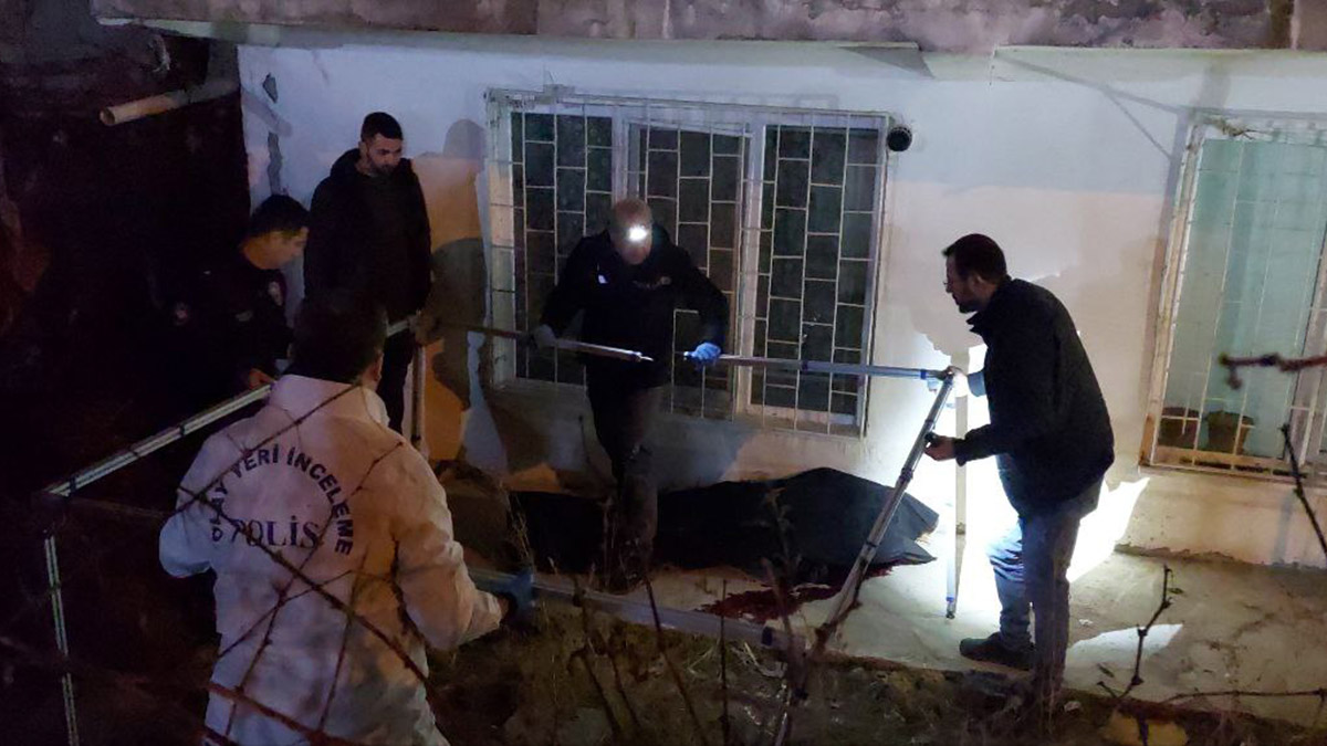 Boşanacağı eşinin evinin önünde intihar etti