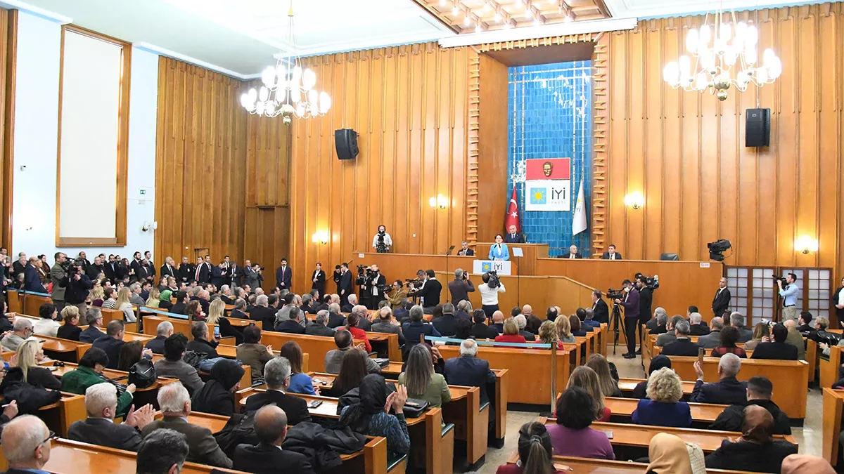 İyi̇ parti genel başkanı meral akşener, i̇stanbul büyükşehir belediye başkanı ekrem i̇mamoğlu hakkındaki mahkeme kararına ilişkin, "bu karar, recep tayyip erdoğan'ın seçim gündemidir. Bu karar, millet iradesine yapılmış vesayetçi bir müdahaledir. Bu karar türk demokrasisine vurulmuş darbedir" dedi.