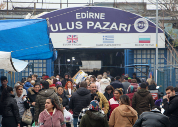 Bulgarlar yılbaşı alışverişi için Edirne'ye geldi