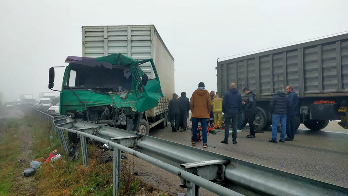 Bursa'da 22 aracın karıştığı kazada 6 kişi yaralandı