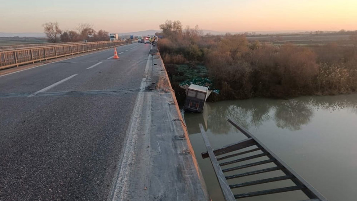 Bursa'da portakal yüklü kamyon çaya uçtu: 1 ölü