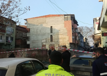 Bursa'da zemininde kayma olan binaya tahliye