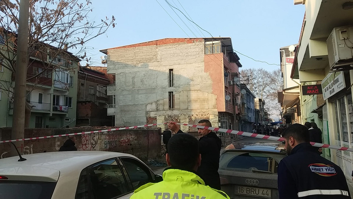 Bursa'da zemininde kayma olan binaya tahliye