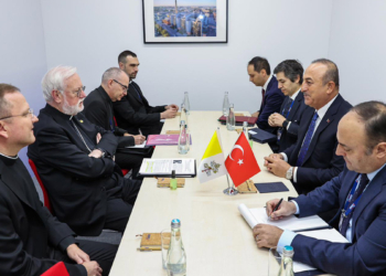 Çavuşoğlu, Vatikan Dışişleri Bakanıyla görüştü