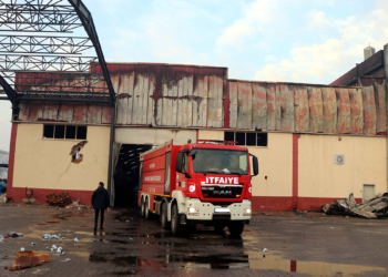 Çelik kapı fabrikasında çıkan yangın söndürüldü