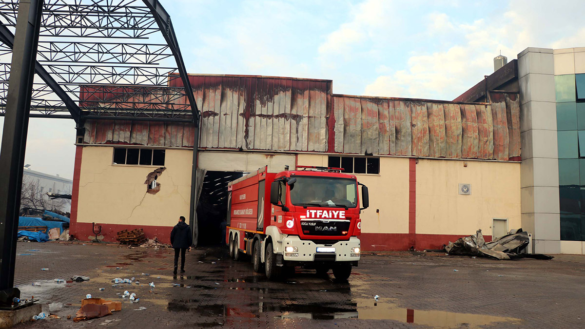 Çelik kapı fabrikasında çıkan yangın söndürüldü