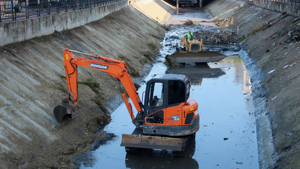 Çöplüğe dönen sulama kanallarında temizlik
