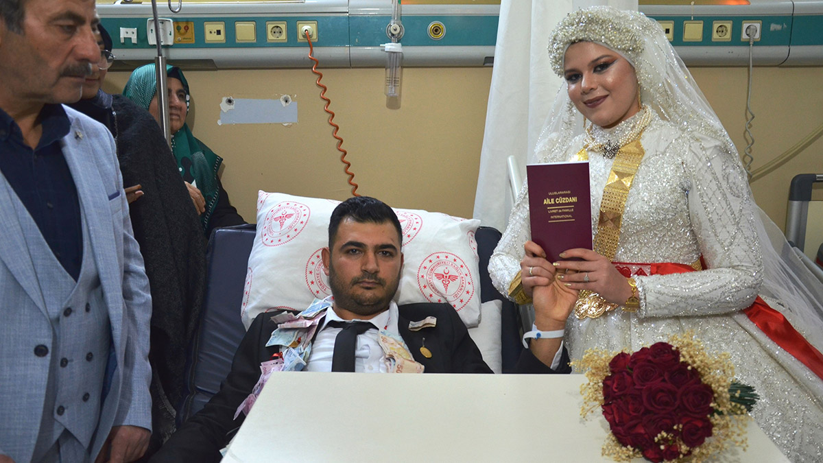 Damadın ayağı kırılınca, nikahları hastanede kıyıldı