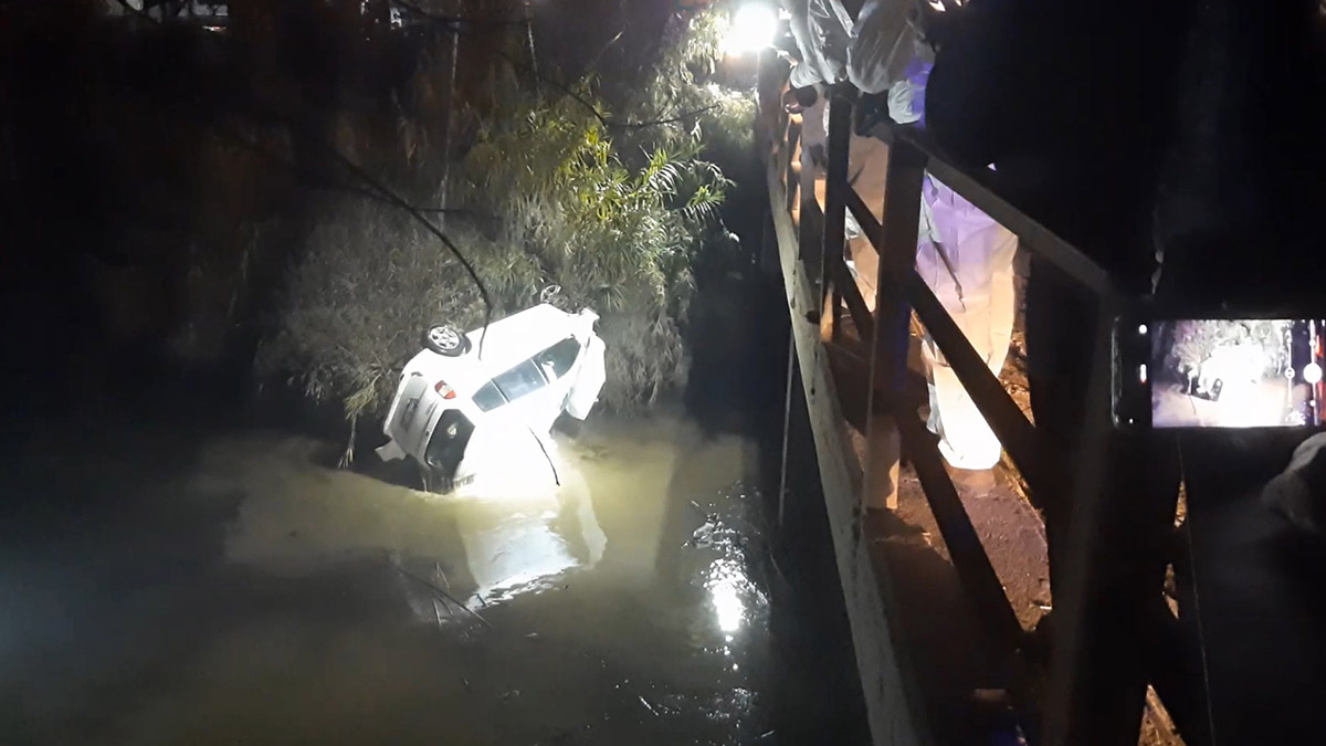 Dereye uçan hafif ticari aracın sürücüsü öldü
