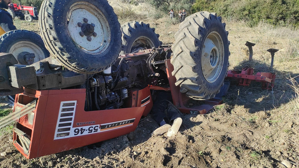 Devrilen traktörünün altında can verdi