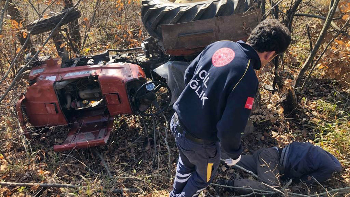 Devrilen traktörünün altında kalarak can verdi