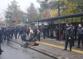 Diyarbakır'da adliye önünde kavga: 4 yaralı
