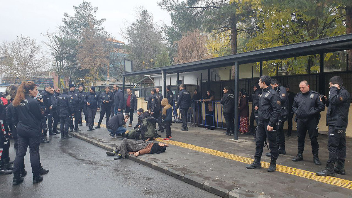 Diyarbakır'da adliye önünde kavga: 4 yaralı