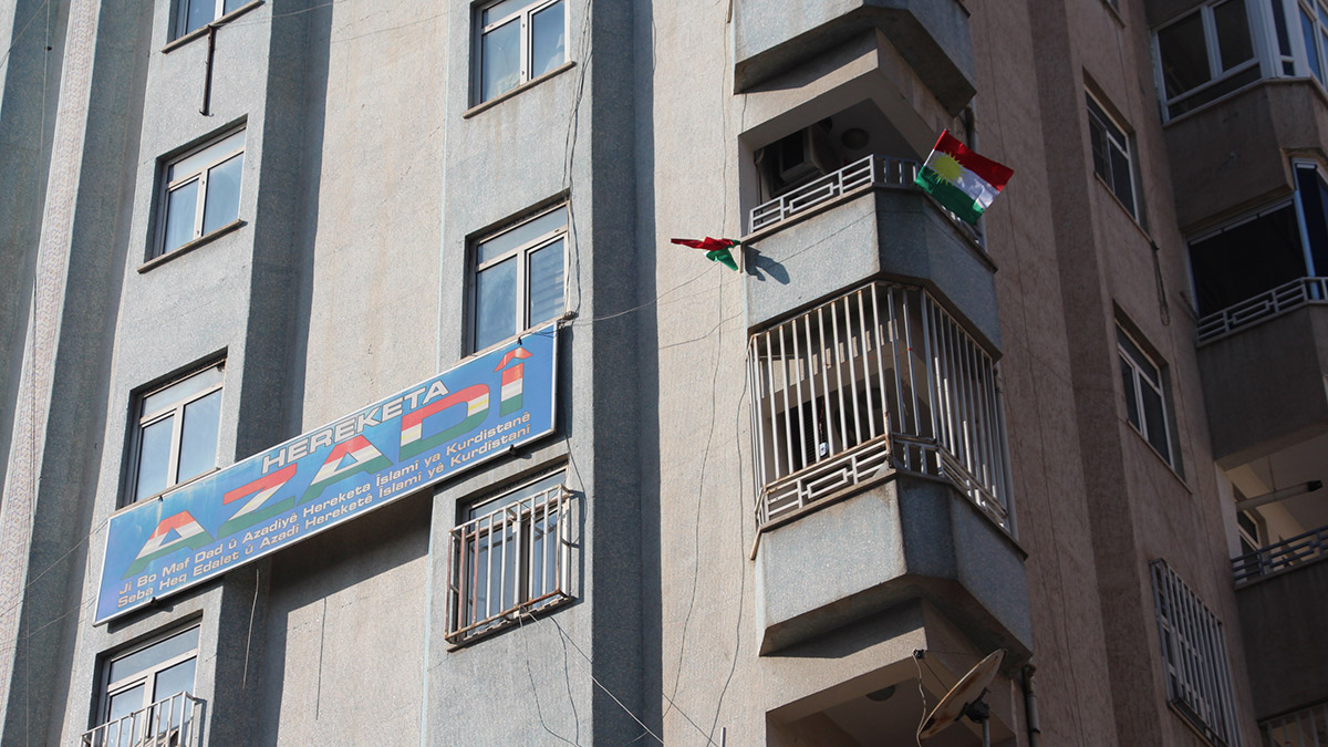 Diyarbakır'da asılan IKBY bayrakları toplandı