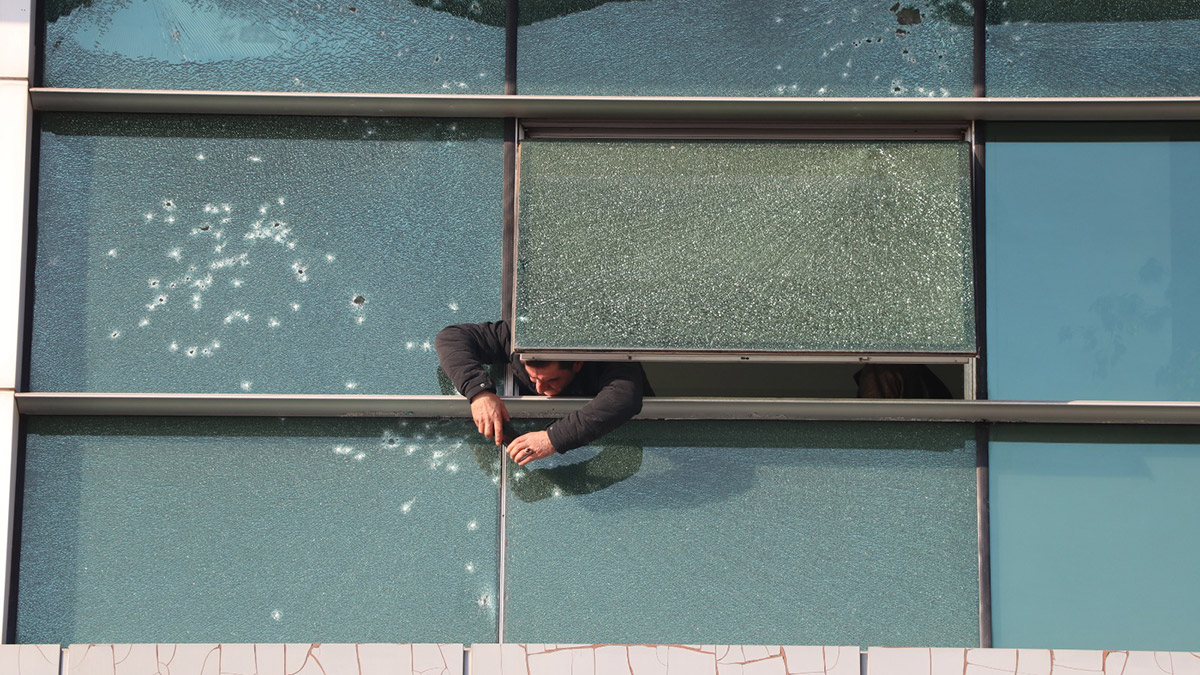 Diyarbakır’da banka şubesine tüfekli saldırı