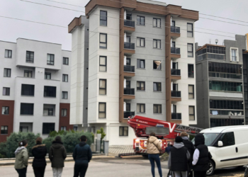 Doğal gaz kokusu nedeniyle 6 katlı binaya tahliye